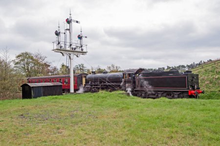 Téléchargez les photos : Train à vapeur voyageant dans la campagne - en image libre de droit