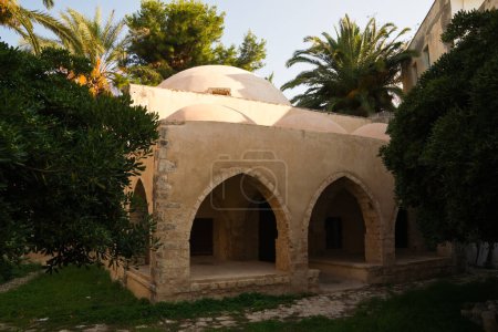 Téléchargez les photos : Vue arrière-plan cachée de la vieille mosquée - en image libre de droit