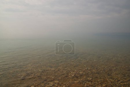 Téléchargez les photos : Paysage marin avec brouillard - en image libre de droit