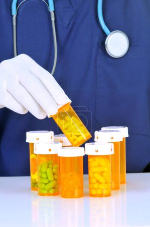 Téléchargez les photos : Médecin choisir bouteille de prescription - en image libre de droit
