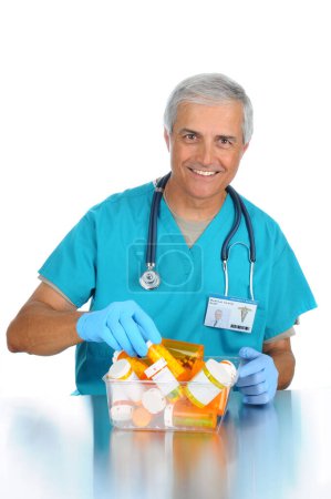 Téléchargez les photos : Médecin qui choisit la prescription de bin. Concept de santé et de médecine - en image libre de droit