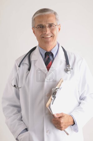 Téléchargez les photos : Docteur tenant un presse-papiers. Concept de santé et de médecine - en image libre de droit