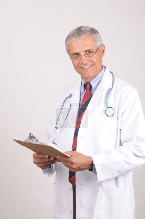 Téléchargez les photos : Sourire mature docteur en blouse de laboratoire - en image libre de droit