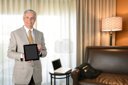 Téléchargez les photos : Senior homme avec tablette PC dans la chambre - en image libre de droit