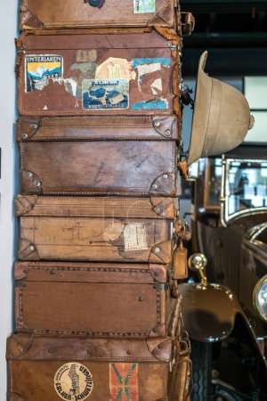 Téléchargez les photos : Chapeau sur pile de valises en cuir vintage dans Automobile and Fashion Museum Malaga, Espagne - en image libre de droit