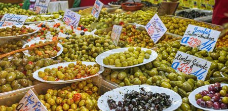 Téléchargez les photos : Stand d'olives au marché, gros plan - en image libre de droit