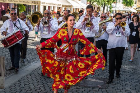 Téléchargez les photos : Brass Band de Cozmeti au festival international de théâtre - en image libre de droit