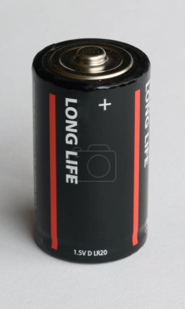 Téléchargez les photos : Batterie taille D sur le fond blanc - en image libre de droit