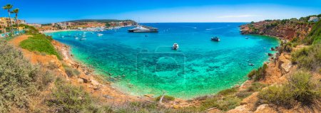 Foto de "Yates marina en la bahía en Mallorca, España Mar Mediterráneo, paisaje marino panorámico" - Imagen libre de derechos