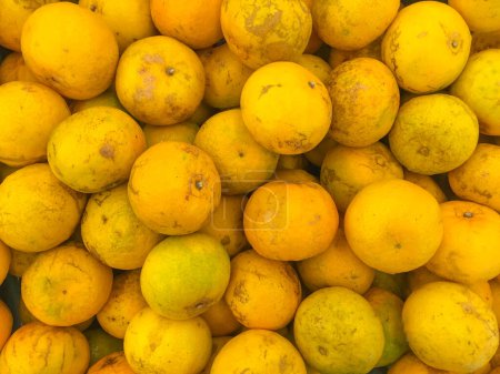 Téléchargez les photos : Gros plan de beaucoup de fruits jaunes et orange - en image libre de droit