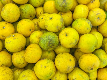 Téléchargez les photos : Gros plan de citrons verts fond - en image libre de droit