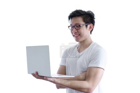 Téléchargez les photos : Asiatique bel homme avec chemise blanche et lunettes orange - en image libre de droit