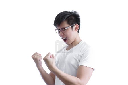 Foto de Hombre guapo asiático con camisa blanca y gafas naranjas - Imagen libre de derechos