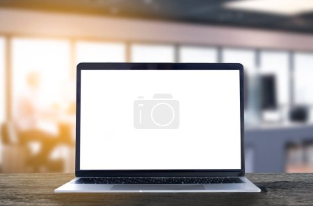 Téléchargez les photos : Ordinateur portable avec écran blanc vierge sur table en bois - en image libre de droit