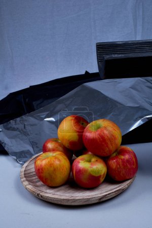 Téléchargez les photos : Pommes sur assiette en bois - en image libre de droit