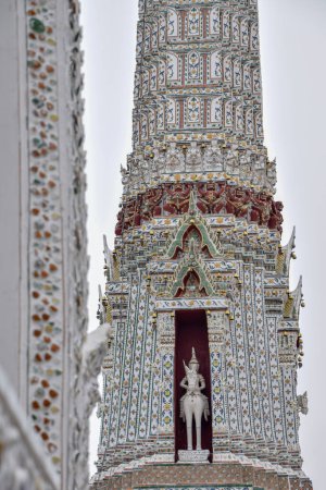 Foto de Pagoda de azulejos en el templo del sol o templo del amanecer - Imagen libre de derechos