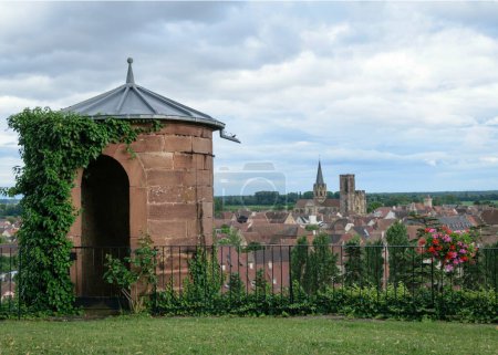 Téléchargez les photos : Tour et porte en pierre dans la tourelle surplombant le village médiéval - en image libre de droit