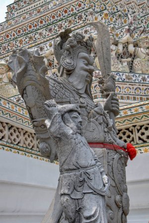 Foto de Guerrero de piedra tallada guarda el templo del amanecer - Imagen libre de derechos