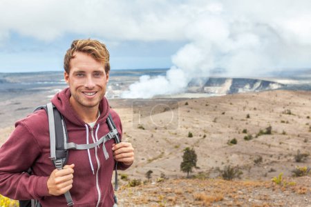 Foto de "Hombre turista del volcán de Hawai en el cráter Halemaumau en Kilauea caldera en el Parque Nacional Volcanes de Hawai, isla grande con nubes volcánicas y cenizas de la erupción." - Imagen libre de derechos