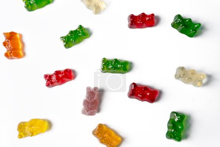 Foto de Montón de gelatina multicolor osos dulces sobre un fondo blanco - Imagen libre de derechos