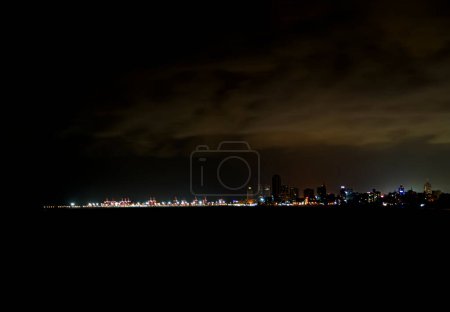 Téléchargez les photos : De l'autre côté de la baie, Colombo la nuit - en image libre de droit