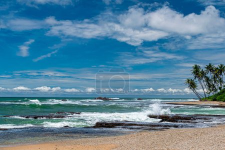 Téléchargez les photos : Vagues de mer s'écrasant sur la plage à Galle - en image libre de droit