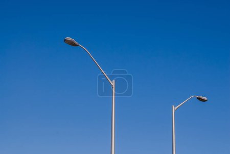 Téléchargez les photos : Deux grands lampadaires sur fond de ciel vue - en image libre de droit