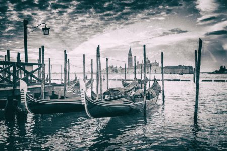 Foto de Góndolas en Venecia vista de fondo - Imagen libre de derechos