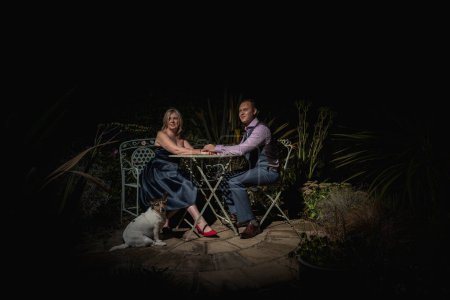 Téléchargez les photos : Jeune couple amoureux dans le jardin - en image libre de droit