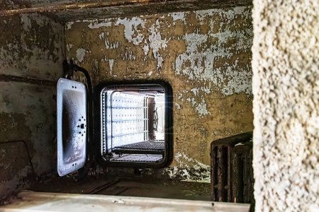 Téléchargez les photos : Autoclave abandonné dans les bâtiments hospitaliers en ruine à Ellis Island - en image libre de droit