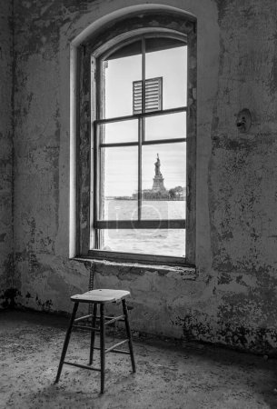 Téléchargez les photos : Statue de la Liberté à travers la fenêtre de l'hôpital d'Ellis Island - en image libre de droit