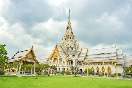Téléchargez les photos : "Magnifique temple en Thaïlande Wat Sothonwararam" - en image libre de droit