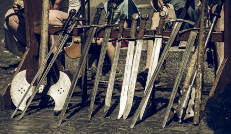 Foto de Espadas montadas en fila para la demostración del caballero en un mercado medieval - Imagen libre de derechos