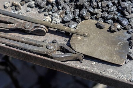 Téléchargez les photos : Pinces pour les braises et pelle pour le charbon d'une forge médiévale - en image libre de droit