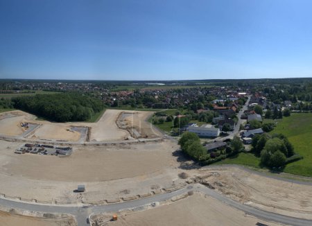 Foto de Panorama aéreo en alta resolución de un sitio de construcción en el borde de un pueblo - Imagen libre de derechos