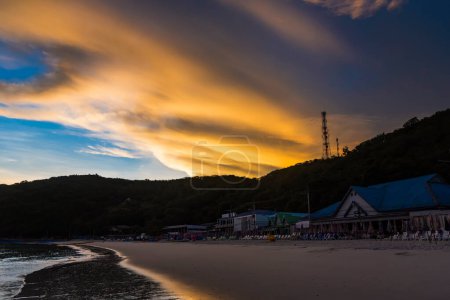 Foto de Fotos de Playa de Tawaen en el amanecer, el sol estaba saliendo - Imagen libre de derechos