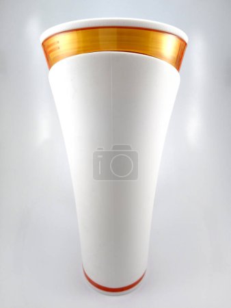 Foto de Taza de plástico larga de color naranja y blanco - Imagen libre de derechos