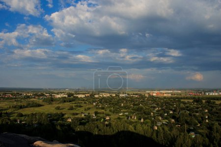 Téléchargez les photos : Vue panoramique d'une petite ville un jour d'été. - en image libre de droit
