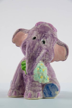 Téléchargez les photos : Éléphant en céramique fait maison sur le fond blanc - en image libre de droit