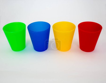 Téléchargez les photos : Tasses en plastique coloré, gros plan - en image libre de droit