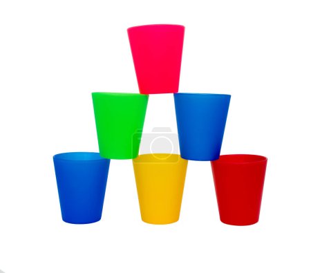 Téléchargez les photos : Tasses empilées colorées sur le fond blanc - en image libre de droit