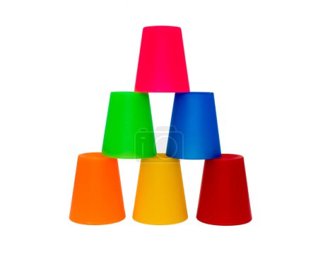 Téléchargez les photos : Tasses empilées colorées sur le fond blanc - en image libre de droit