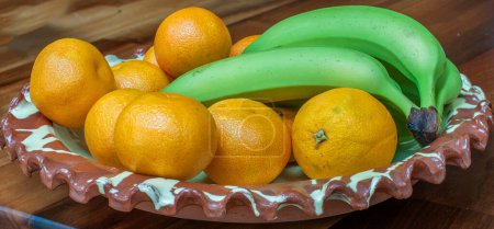 Téléchargez les photos : Oranges et banane dans un bol de fruits - en image libre de droit