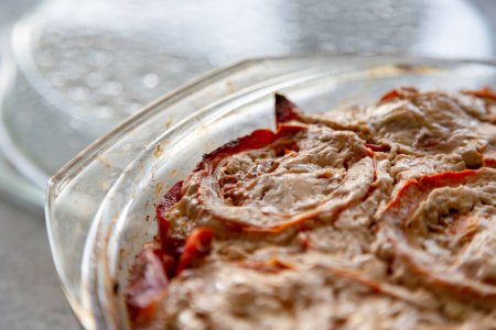 Téléchargez les photos : Gros plan sur le plat de légumes aux tomates cuites au four - en image libre de droit