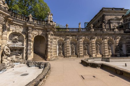 Téléchargez les photos : Fontaines de Zwinger célèbre monument - en image libre de droit