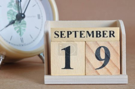 Foto de Primer plano de calendario de madera con 19 de septiembre - Imagen libre de derechos
