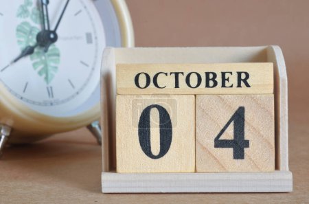 Téléchargez les photos : Calendrier en bois avec mois d'octobre, concept de planification - en image libre de droit