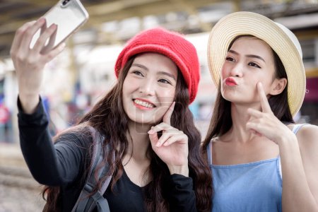 Foto de Mujeres asiáticas viajero haciendo selfie en el teléfono móvil - Imagen libre de derechos