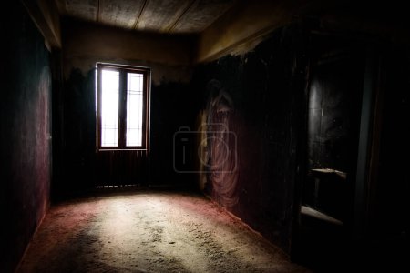 Foto de Vieja ventana y puerta abandonada interior quemado en casa envejecida. - Imagen libre de derechos