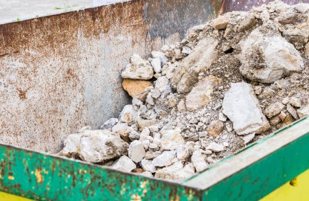 Foto de "Primer plano del contenedor con escombros de construcción" - Imagen libre de derechos
